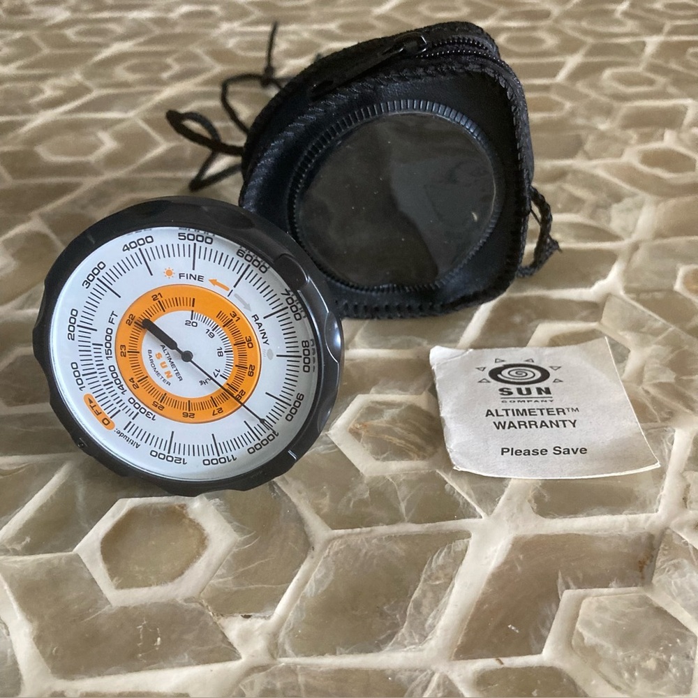 Sun Company Altimeter 202 Altimeter/Barometer with Leather Case - Picture 6 of 7